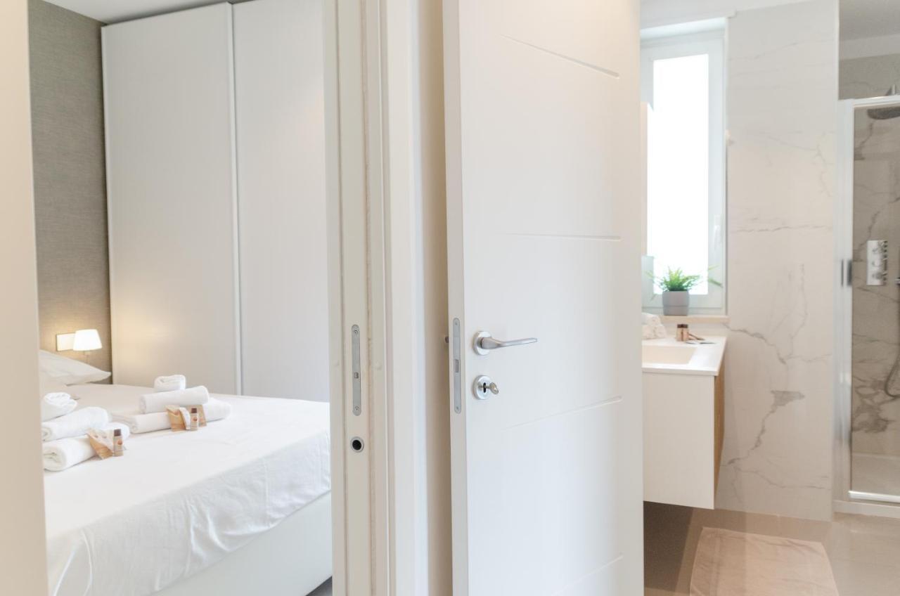 Apulialux Seaview Prestige Apt / Jacuzzi + Parking Appartamento Polignano a Mare Esterno foto
