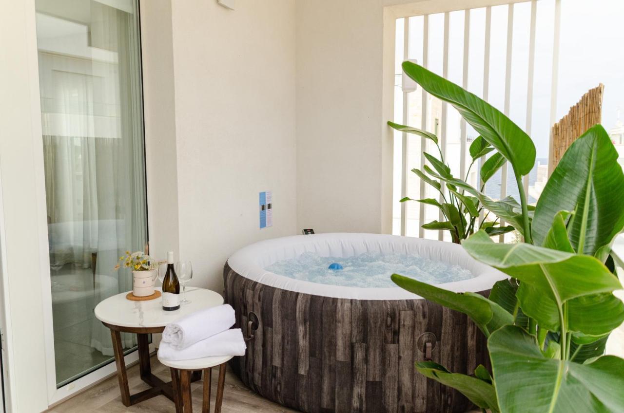 Apulialux Seaview Prestige Apt / Jacuzzi + Parking Appartamento Polignano a Mare Esterno foto